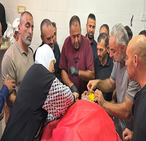 جانب من وداع جثمان الشهيد الطفل سليم فقهاء، في مجمع فلسطين الطبي 